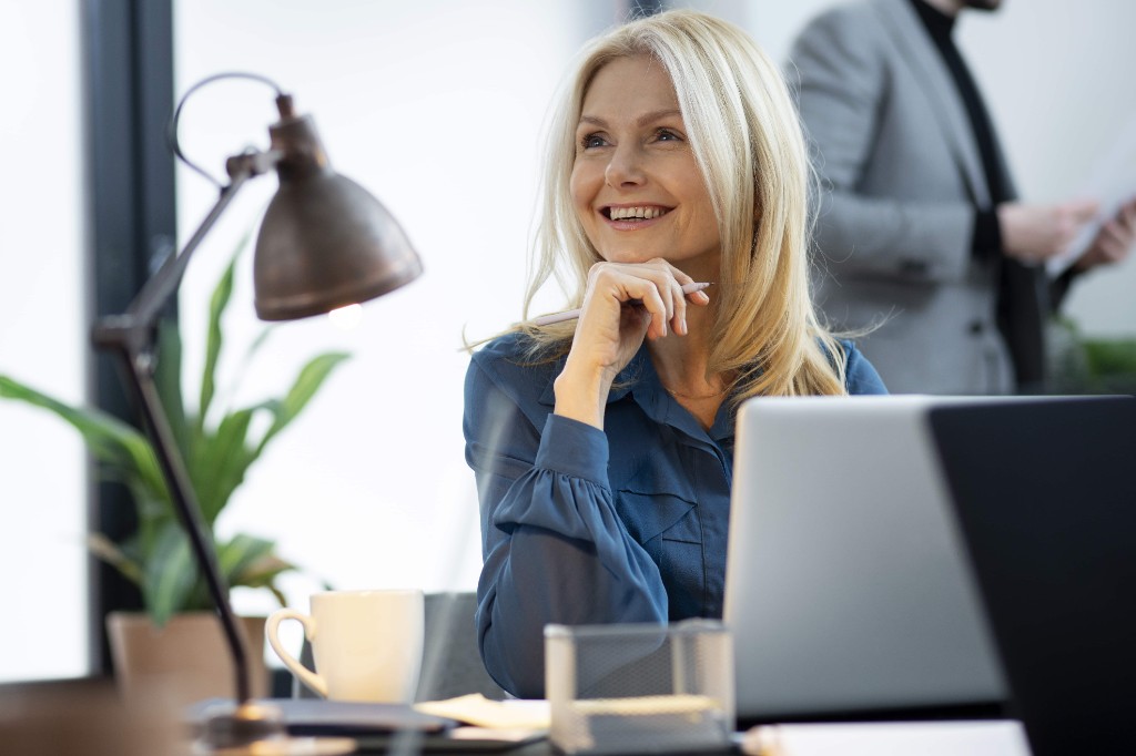 Zufriedene Sachbearbeiterin in einer Wohngeldstelle